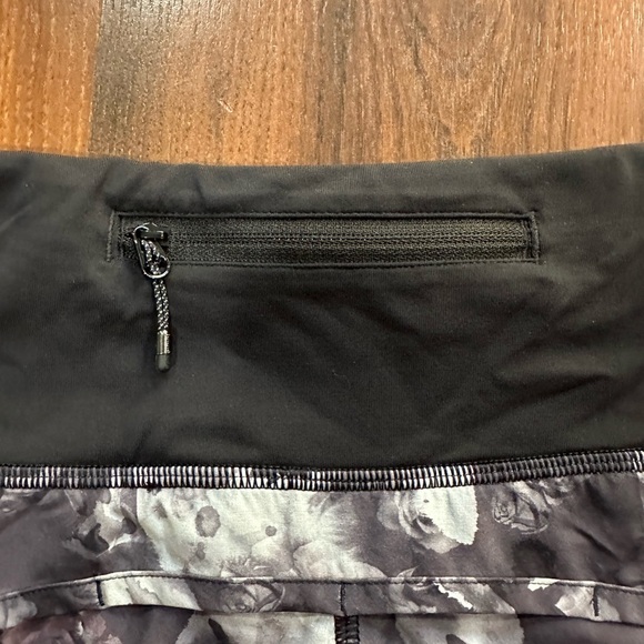 Lululemon SPEED UP low-rise lined 2.5" floral shorts size 6 - Picture 4 of 7